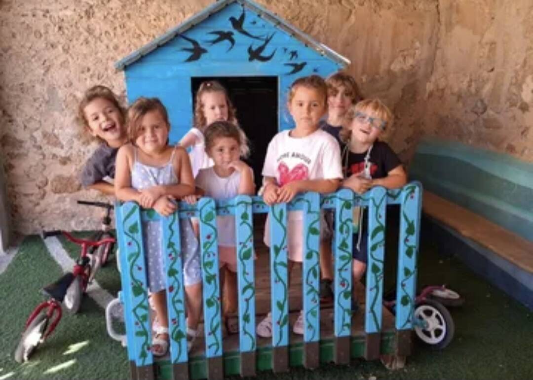 PRIMERS DIES D'ESCOLA JUGANT AL PATI