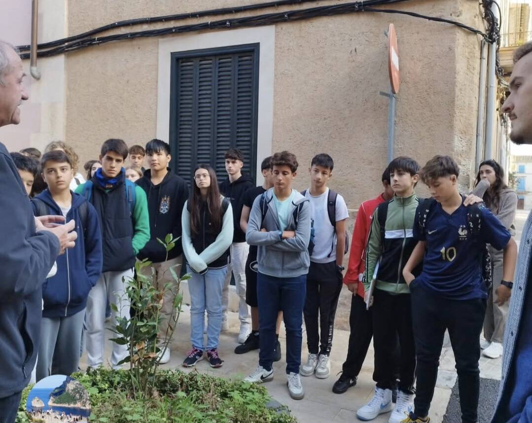 3R I 4T D'ESO ASSISTEIXEN A UNA XERRADA AMB EN MATEU MORRO, AUTOR DEL LLIBRE "ELS NORATS"