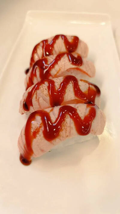 Sushi de salmón flameado