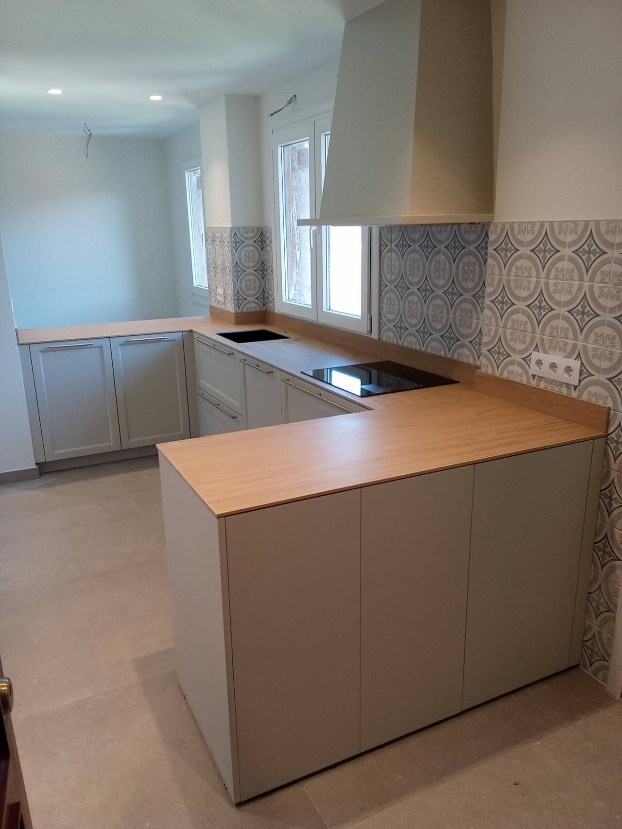 COCINA LOGOS modelo SENZA laca seda