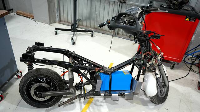 2n d’Automoció treballa en la conversió d’una moto de combustió en elèctrica