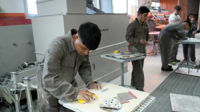 L’alumnat de 2n del CFGM de Carrosseria practica embelliment de superfícies