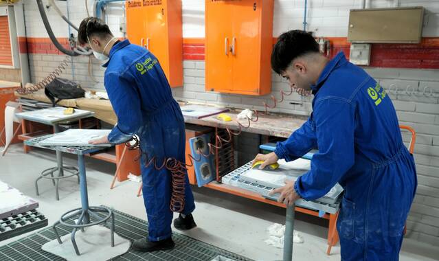 L’alumnat de 2n del CFGS d’Automoció aprèn a aplicar massilles