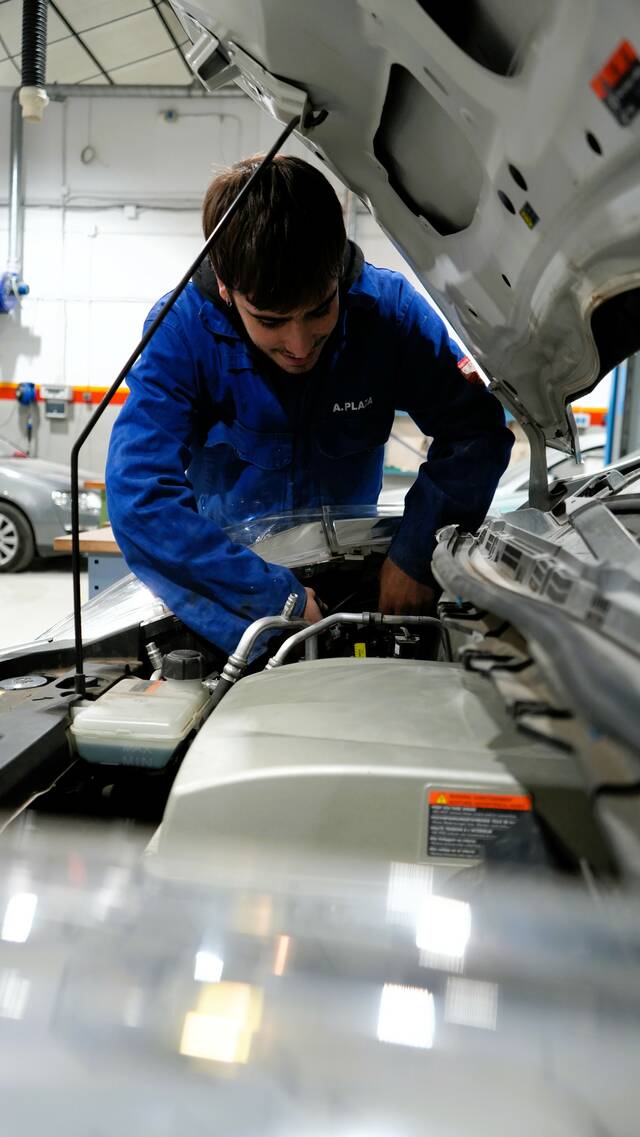 L’alumnat de 2n d’Automoció elabora el manual de funcionament d’un cotxe elèctric