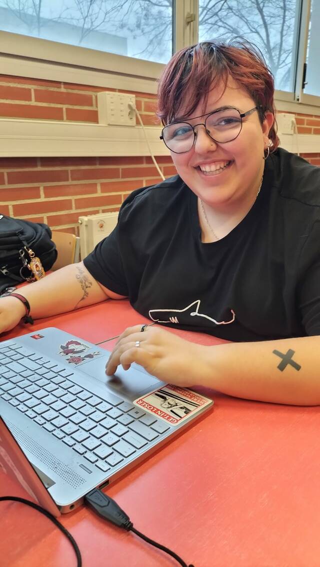 Xènia Carrobé dissenya el Cartell de la Commemmoració Escolar del Dia Internacional en Memòria de les Víctimes de l'Holocaust 2026