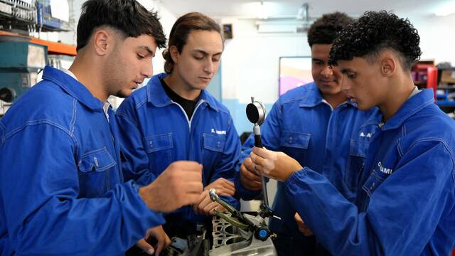 L’alumnat de 1r d’EVA aprèn a verificar els ciclindres dels motors