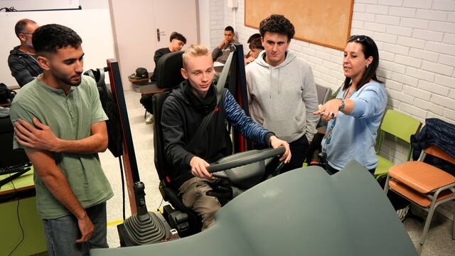 L’alumnat de conducció de vehicles de transport per carretera fa pràctiques amb el simulador