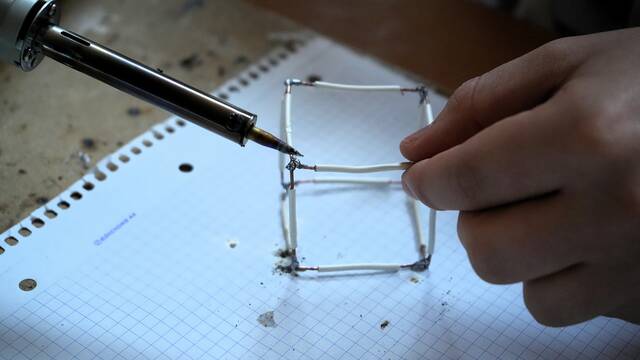 1r del CFGM de Vídeodeejay practica la soldadura