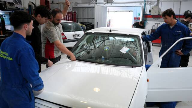 2n del CFGS d’Automoció continua restaurant un cotxe de competició
