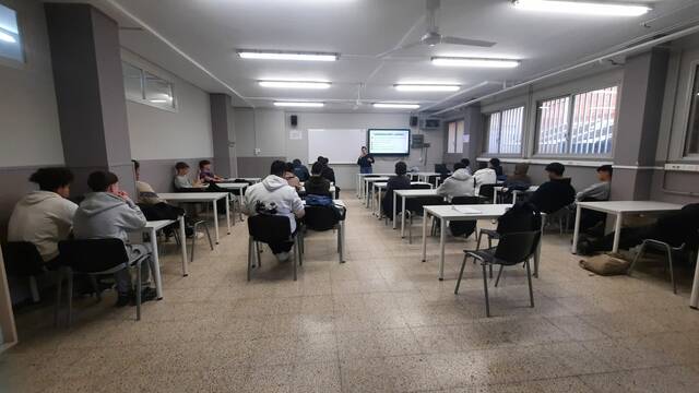 L'Alumnat d'Electromecànica de Vehicles Automòbils aprèn a definir el seu objectiu laboral i com aconseguir-lo