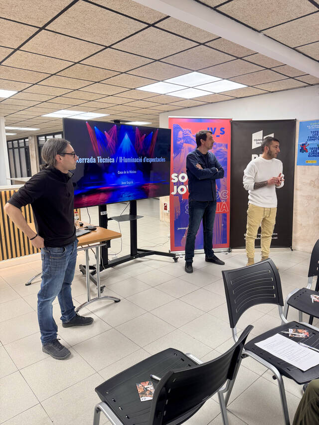 L'alumnat de Vídeo, DJ i so descobreix com funciona un espectacle en directe