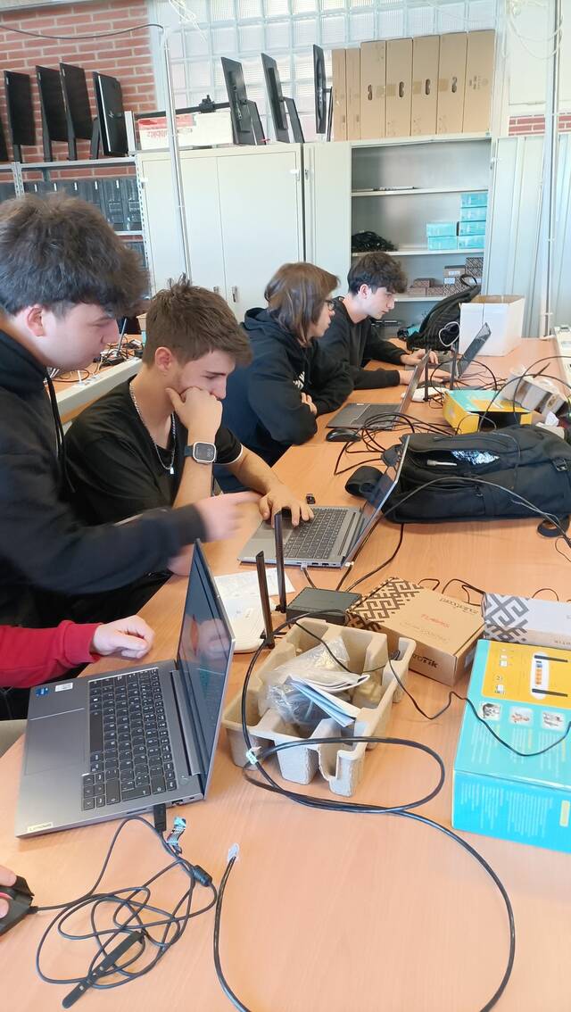 L’alumnat d’IT aprèn mensurant i analitzant amb oscil·loscopis