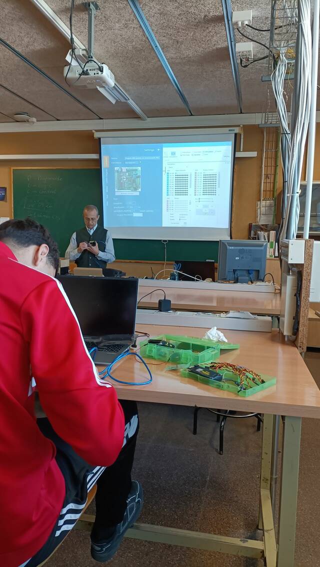 L’alumnat de Manteniment Electrònic treballa l’automatització industrial