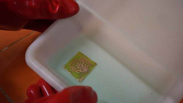 Manteniment electrònic aprèn a revelar plaques fotosensibilitzades