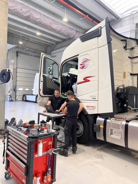 Estudiants de FP francesos de la branca de Transport fan pràctiques a l’empresa Volvo Lleida Motor Trucks