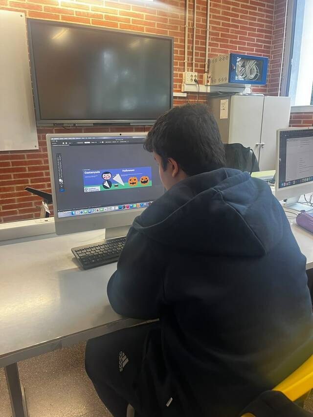L’alumnat de 1r del CFGM de Preimpressió digital prepara el banner de la Castanyada