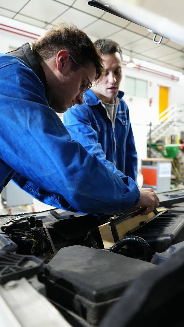Un vehicle híbrid d’última generació per practicar a transport i manteniment de vehicles
