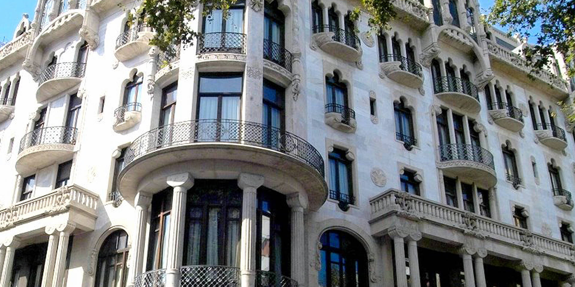 <h2><span style="color: #ffffff;">Hoteles<br />-</span></h2>
<p><span style="color: #ffffff;">Hemos realizado proyectos de carpinter&iacute;a para hoteles de gran relevancia ofreciendo siempre el m&aacute;ximo confort y profesionalidad..</span></p>