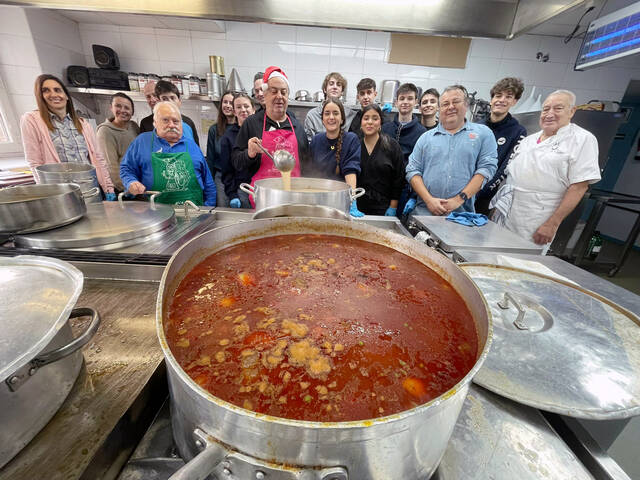 La Fecoll colabora en la comida de Navidad para 140 personas en situación de sin hogar