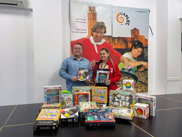 La Fecoll lliura joguines per la campanya de Creu Roja 