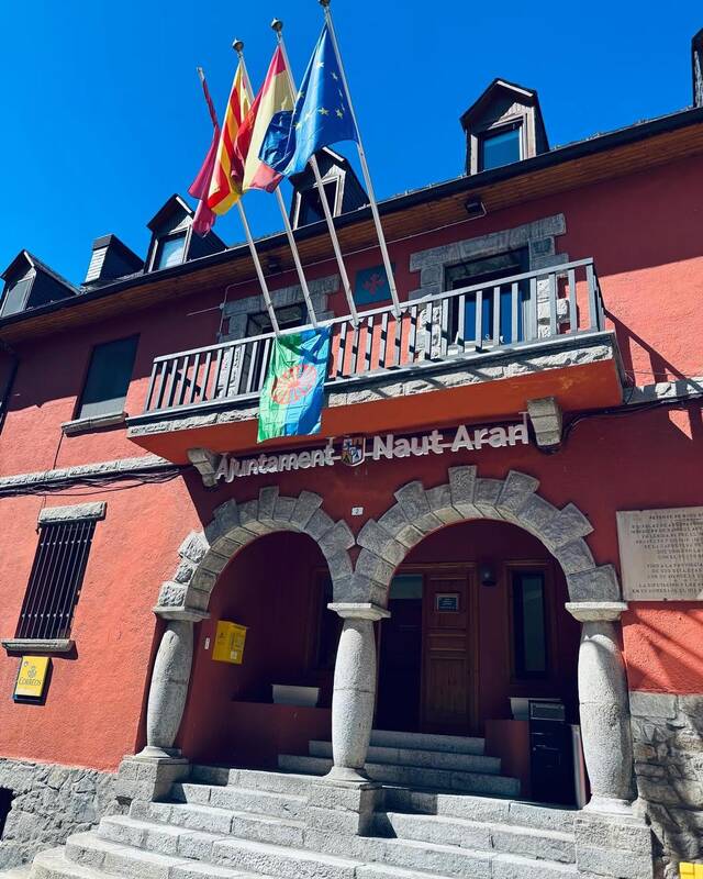 Des der Ajuntament de Naut Aran se commemòre eth dia internacionau deth pòble gitano en tot penjar eth drapèu distintiu d’aguest collectiu ena façada deth consistòri