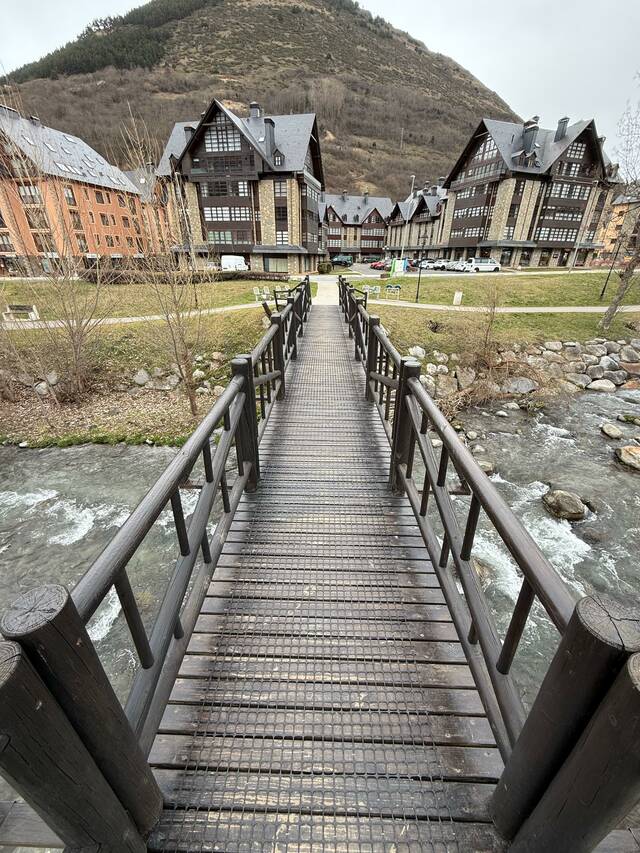 Er Ajuntament installe malhes entà esvitar esguitlades enes passarèles de husta des arrius Nere e Garona entà refortilhar era seguretat en iuèrn