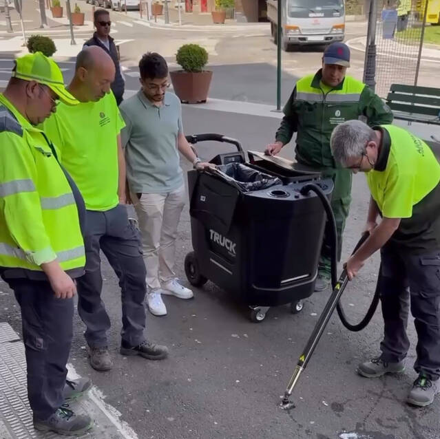 Er Ajuntament de Vielha dispause d’ua naua airina entà poder milhorar er estat net des espacis publics: ua maquina entà trèir gomes de mastegar.