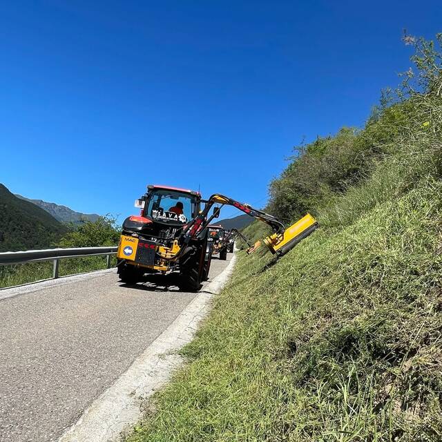 Era Brigada de Servicis (SAVA) deth Conselh Generau d’Aran trabalhe aguesti mesi d'ostiu ena neteja d’accès a nuclèus abitats ath delà d’airaus recreatius e pistes de montanha
