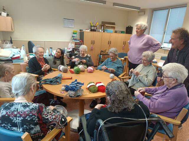 Es nòstes “tricotaires” arreceben era reconeishença deth projècte “Abriga’t”