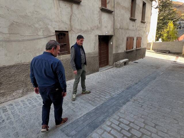 Eth baile der Ajuntament de Naut Aran, César Ruiz-Canela, e eth 2au tinent d’alcalde deth consistòri, David Torres, an comprovat era finalizacion des òbres dera Trauèssa Major de Salardú