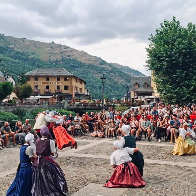 Serada de dances araneses en Les damb Es Sautarèths de Bossòst