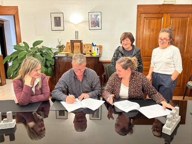 Signatura de convèni entre er Ajuntament de Les e era associacion Hemnes de Les