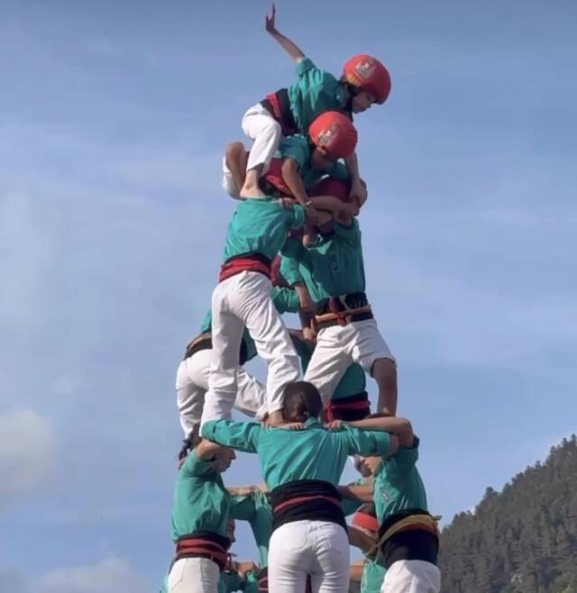 Vielha a acuelhut era actuacion des Castellers de Vilafranca