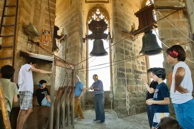 Aprenents de campaner descobreixen els tocs manuals de Santa Maria