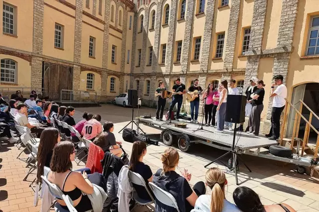 Cants improvisats amb 200 estudiants a la mostra de glosa