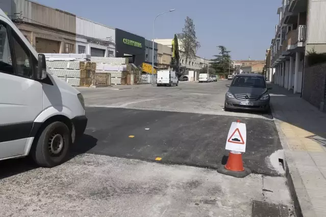 Cervera instal·la ressalts arran de les queixes per curses al polígon