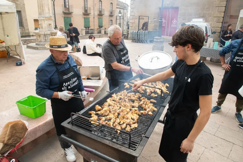 Cervera recupera 981 quilos d’aliments que s’anaven a tirar amb un gran dinar