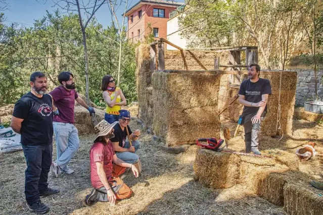 Creix l'interès pels cursos de construcció amb palla de Guissona