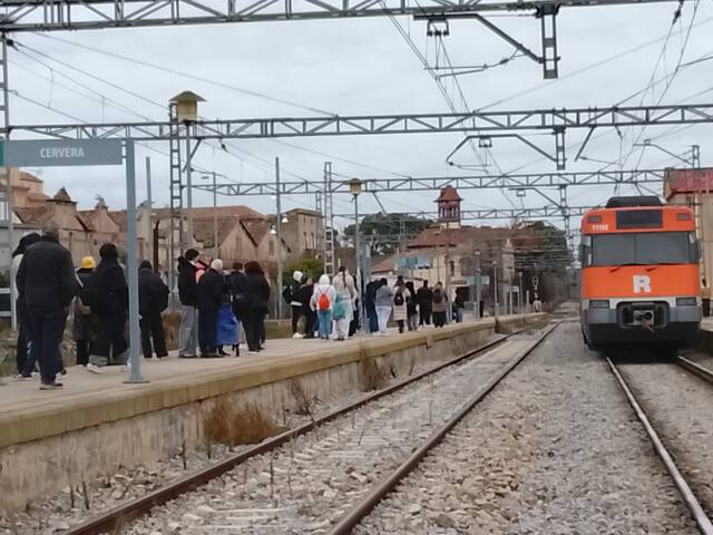 Desenes de viatgers 'tirats' a Cervera durant una hora i mitja