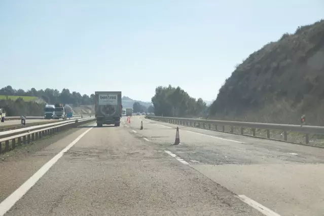 El carril dret de l'A-2 a la Segarra no reobrirà fins a acabar l'actuació d'urgència
