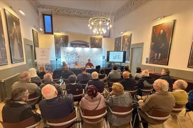 Els veïns del carrer Major de Cervera es reuneixen amb el paer en cap