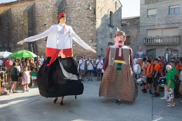 Gegants i festa a Granyena de Segarra amb els Xuts a la Foscor