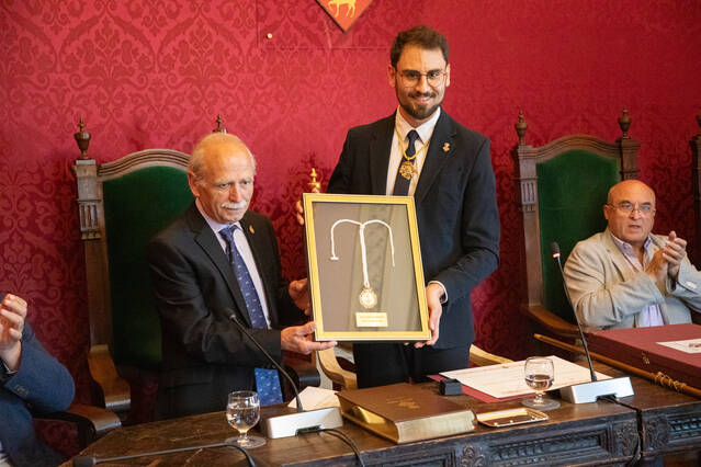 Joan Castellà rep la Medalla de la Ciutat de Cervera