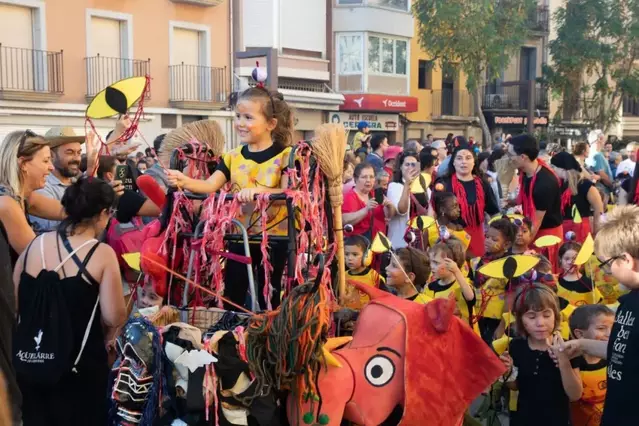 Més de 300 nens i nenes prenen els carrers amb l'Aquelarret