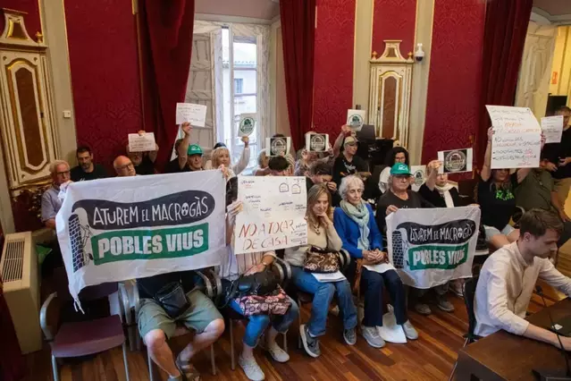 Protesta contra el biogàs en el ple de la Paeria