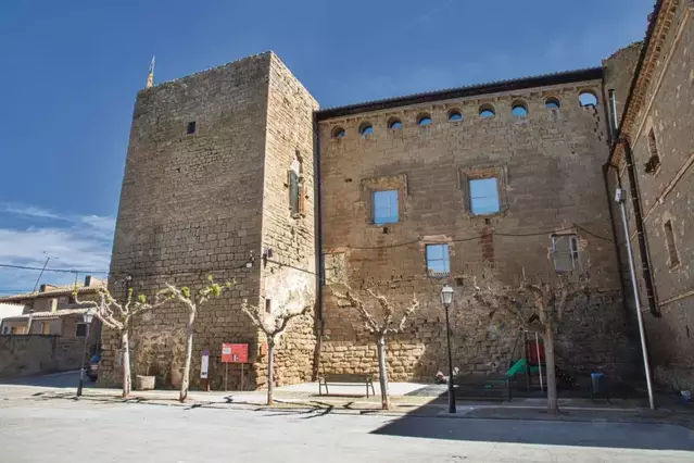 Restauraran la façana oest del castell de Concabella