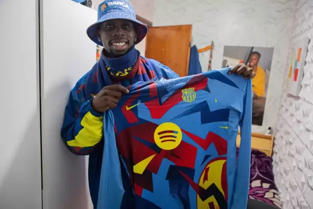 Un jove de Guissona es fa viral amb vídeos del Barça per al Senegal
