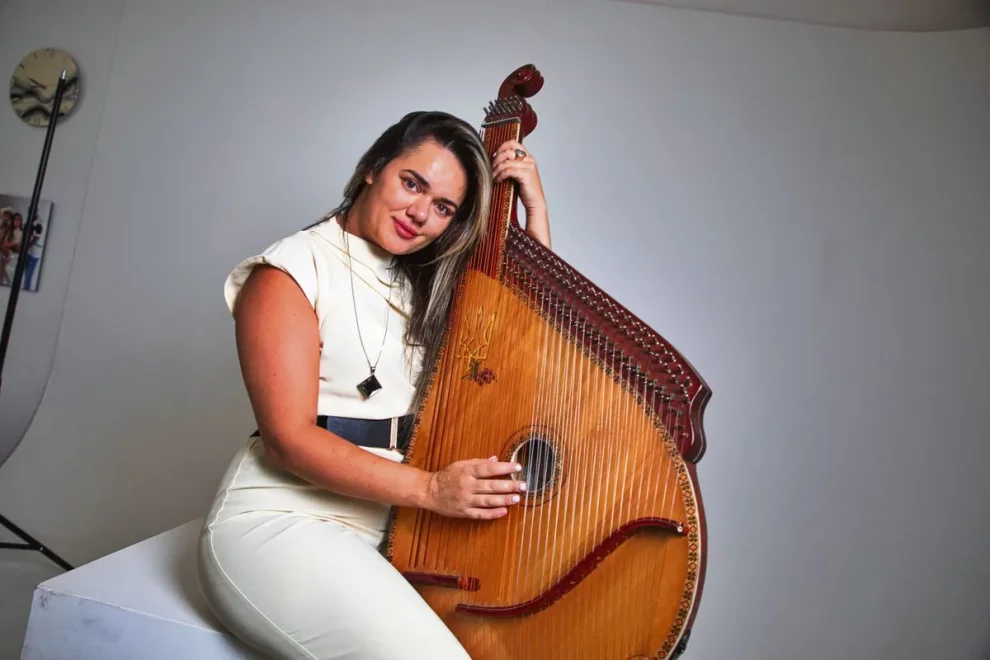 Una jove ucraïnesa manté viu el so de la bandura a Guissona