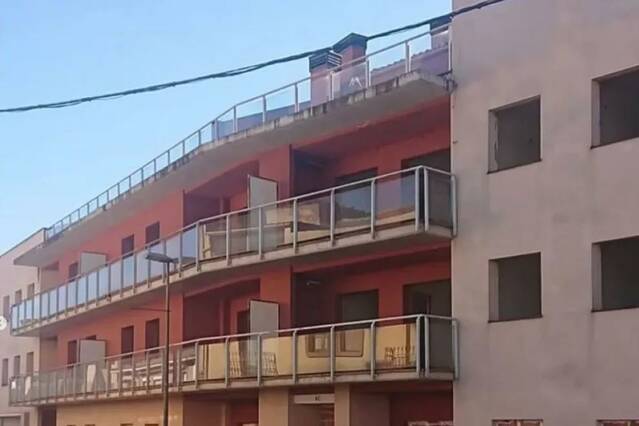 A la venda els habitatges d’un bloc de 63 pisos clausurat al carrer de la Font