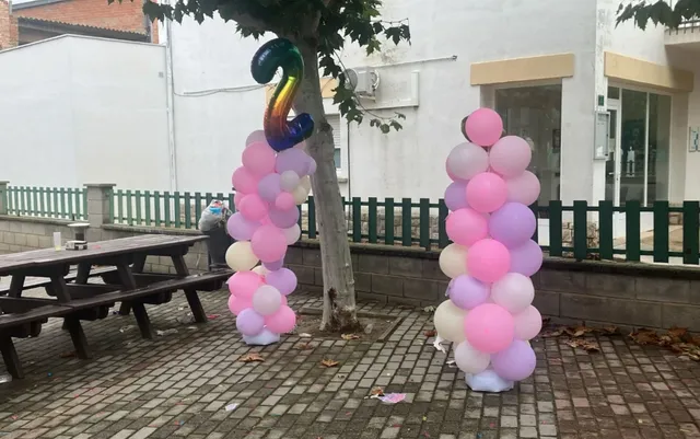 Abandonen les restes d'una festa a la plaça de Castelldans